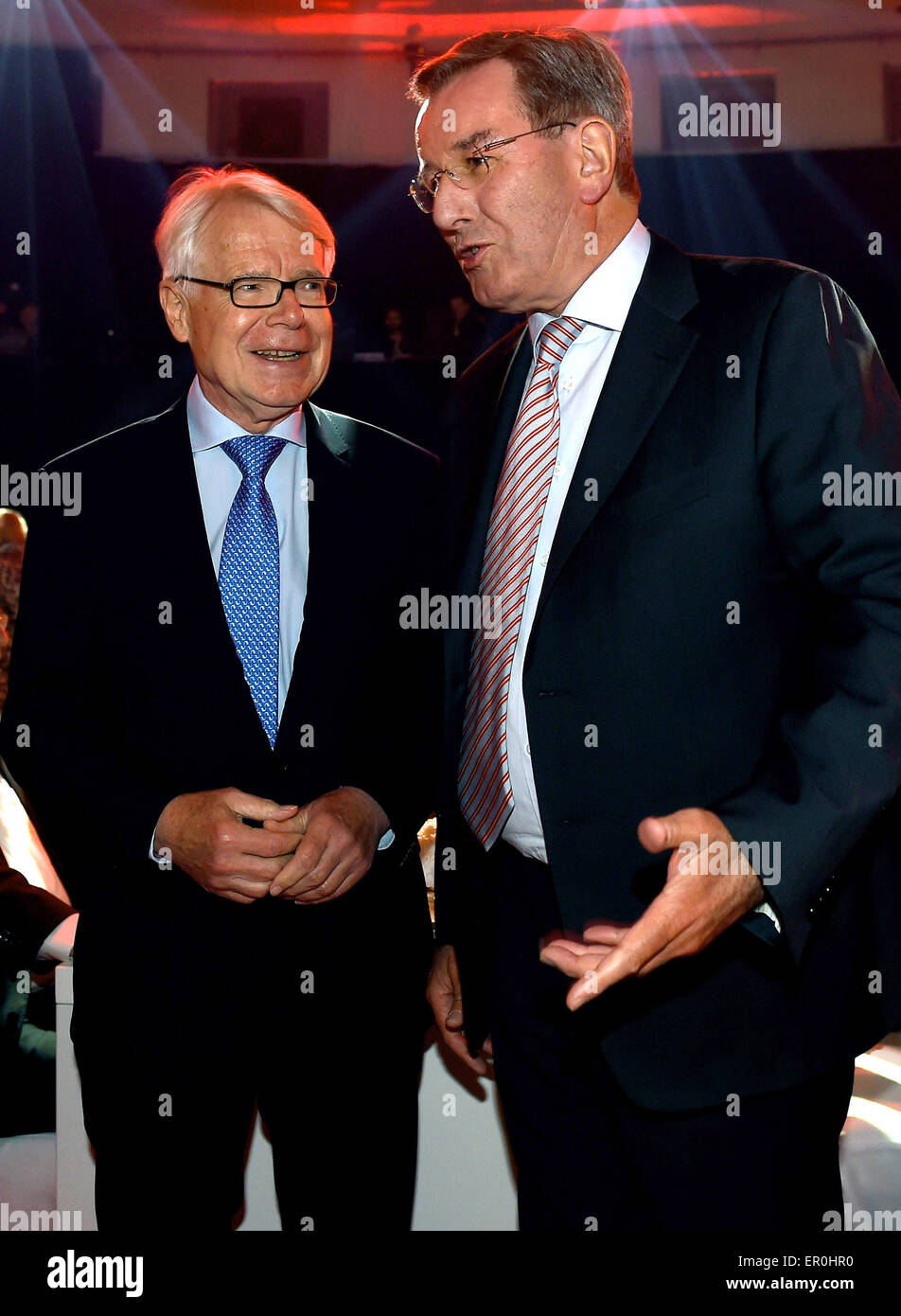 Munich, Allemagne. 23 mai, 2015. Documentation : Reinhard Rauball, président de la Deutsche Fussball Liga DFL, parle avec Karl Hopfner, président du FC Bayern Munich, au cours de la FC Bayern München dîner au Postpalast de Champions le 23 mai 2015 à Munich, Allemagne. (Photo par Lars Baron / Bongarts / Getty Images/FC Bayern/dpa (usage éditorial uniquement) Credit : dpa/Alamy Live News Banque D'Images