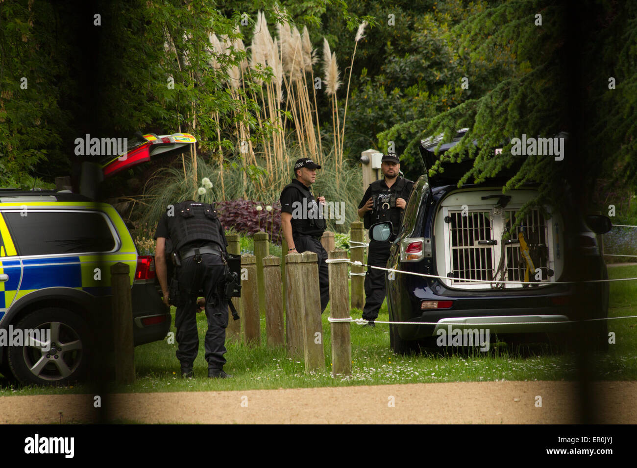 Oxford, UK. 24 mai, 2015. La police armée et recherchez les chiens dans le parc de l'Université d'Oxford à la recherche de Jed Allen, un suspect pour meurtre. Credit : Pete Lusabia/Alamy Live News Banque D'Images