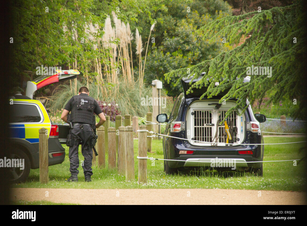 Oxford, UK. 24 mai, 2015. La police armée et recherchez les chiens dans le parc de l'Université d'Oxford à la recherche de Jed Allen, un suspect pour meurtre. Credit : Pete Lusabia/Alamy Live News Banque D'Images