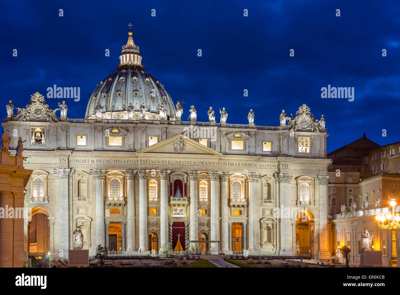 Cathédrale saint Pierre dans la nuit à Rome, Italie Banque D'Images