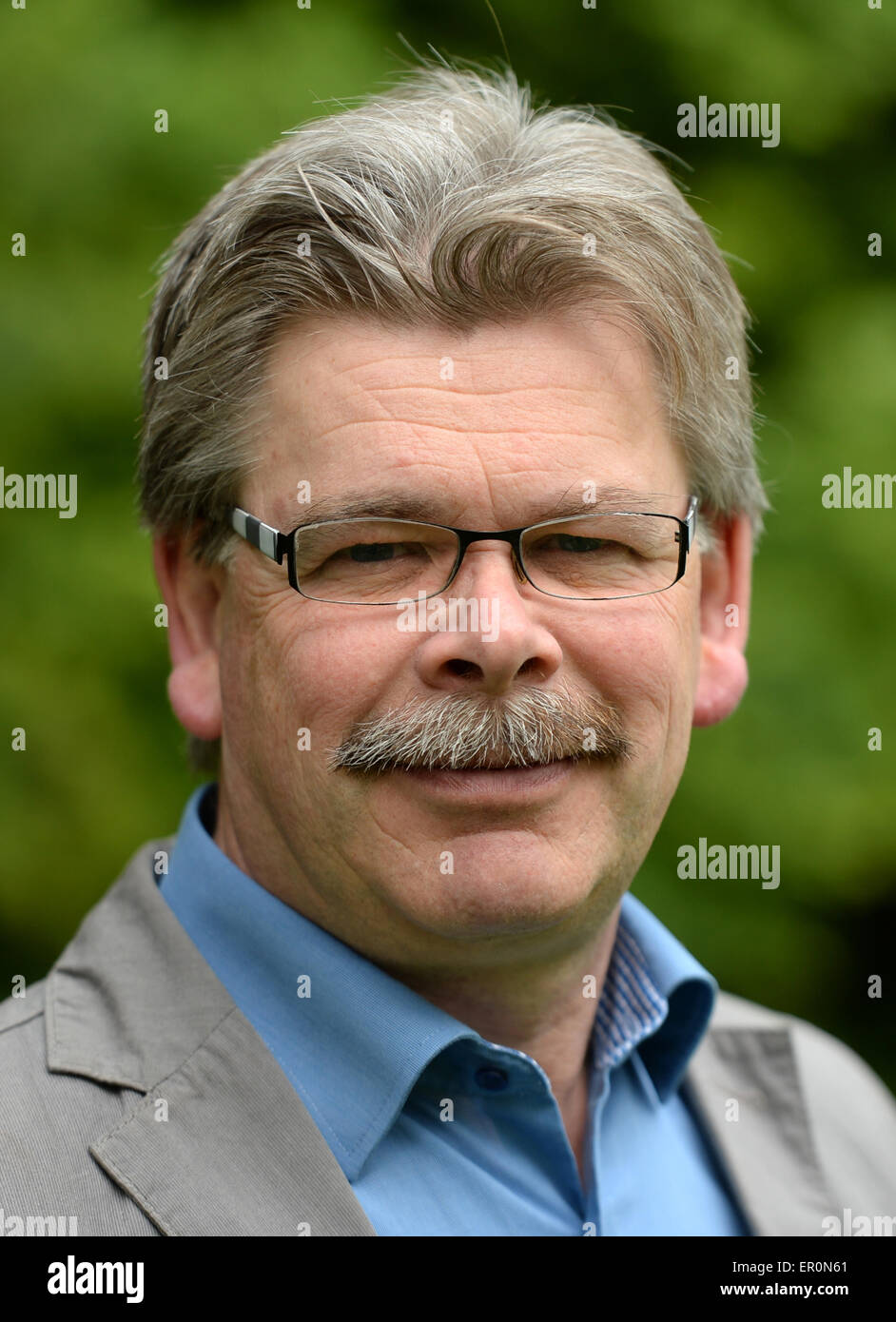 Potsdam, Allemagne. 18 mai, 2015. Le pasteur évangélique pour les réfugiés, Bernhard Fricke, pose à Potsdam, Allemagne, 18 mai 2015. Les 57 ans a des années d'expérience en pastorale pour les réfugiés. Photo : RALF HIRSCHBERGER/dpa/Alamy Live News Banque D'Images