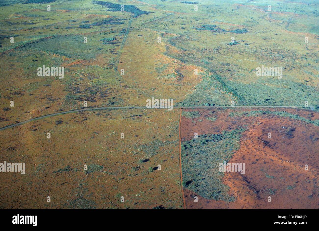 L'Australie, Territoire du Nord, l'Uluru Kata Tjuta National Park près de l'Ayers Rock, road à Bush (vue aérienne) Banque D'Images