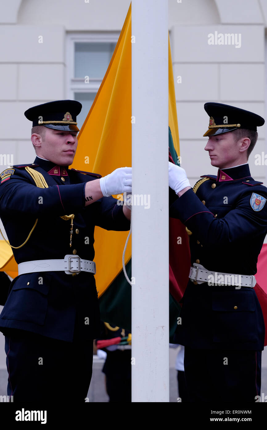 Les membres de l'Armée de l'air lituanienne ou la direction générale de l'aviation militaire FAL de l'armée lituanienne du drapeau national de sensibilisation au cours de l'évolution des gardes de cérémonie devant le palais présidentiel, dans la vieille ville de Vilnius, la capitale de la Lituanie Banque D'Images