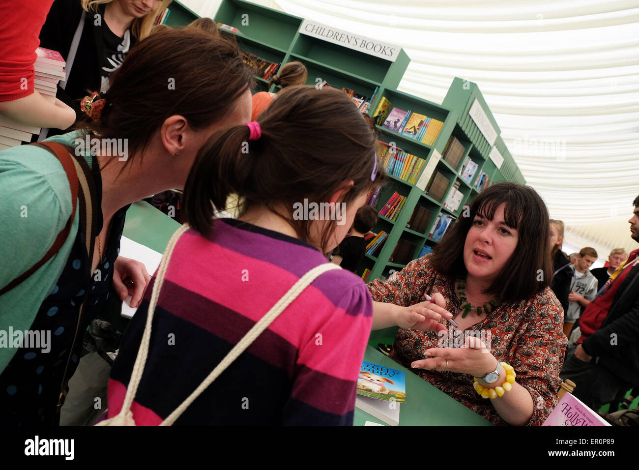 Hay Festival Powys, Pays de Galles, Royaume-Uni Mai 2015 Childrens auteur Holly Webb de signer des copies de sa meilleure vente de livres d'animaux pour les jeunes lecteurs et fans. Banque D'Images