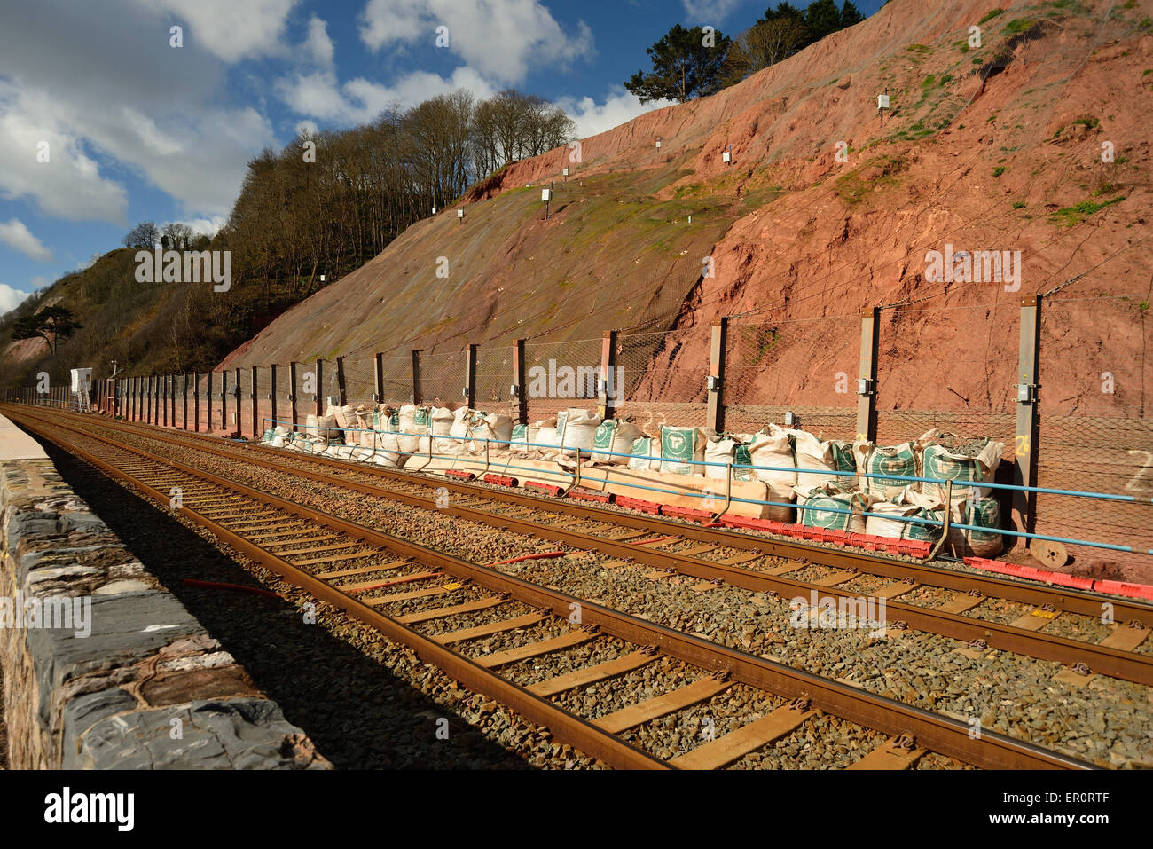 Protéger le chemin de fer de Teignmouth de l'érosion des falaises. Banque D'Images