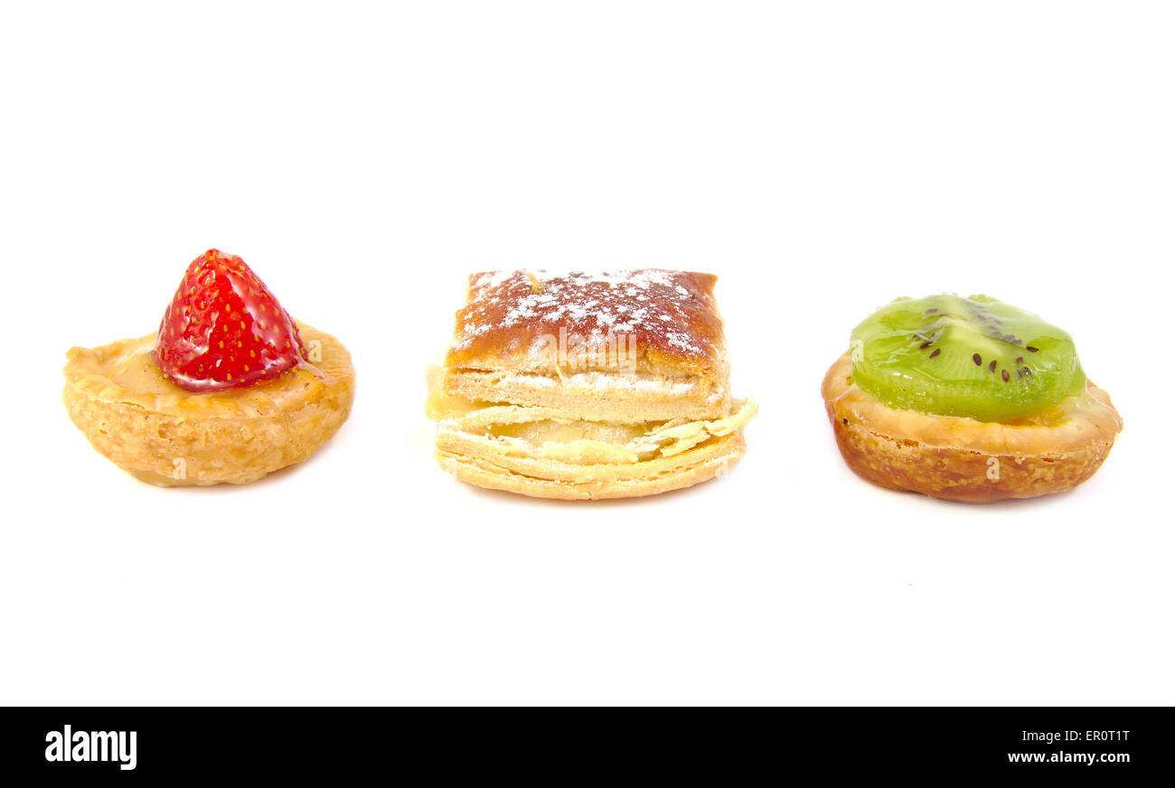 Trois 'espagnol' pastelitos : petit kiwi, fraise et hojaldre tartelettes sur fond blanc Banque D'Images