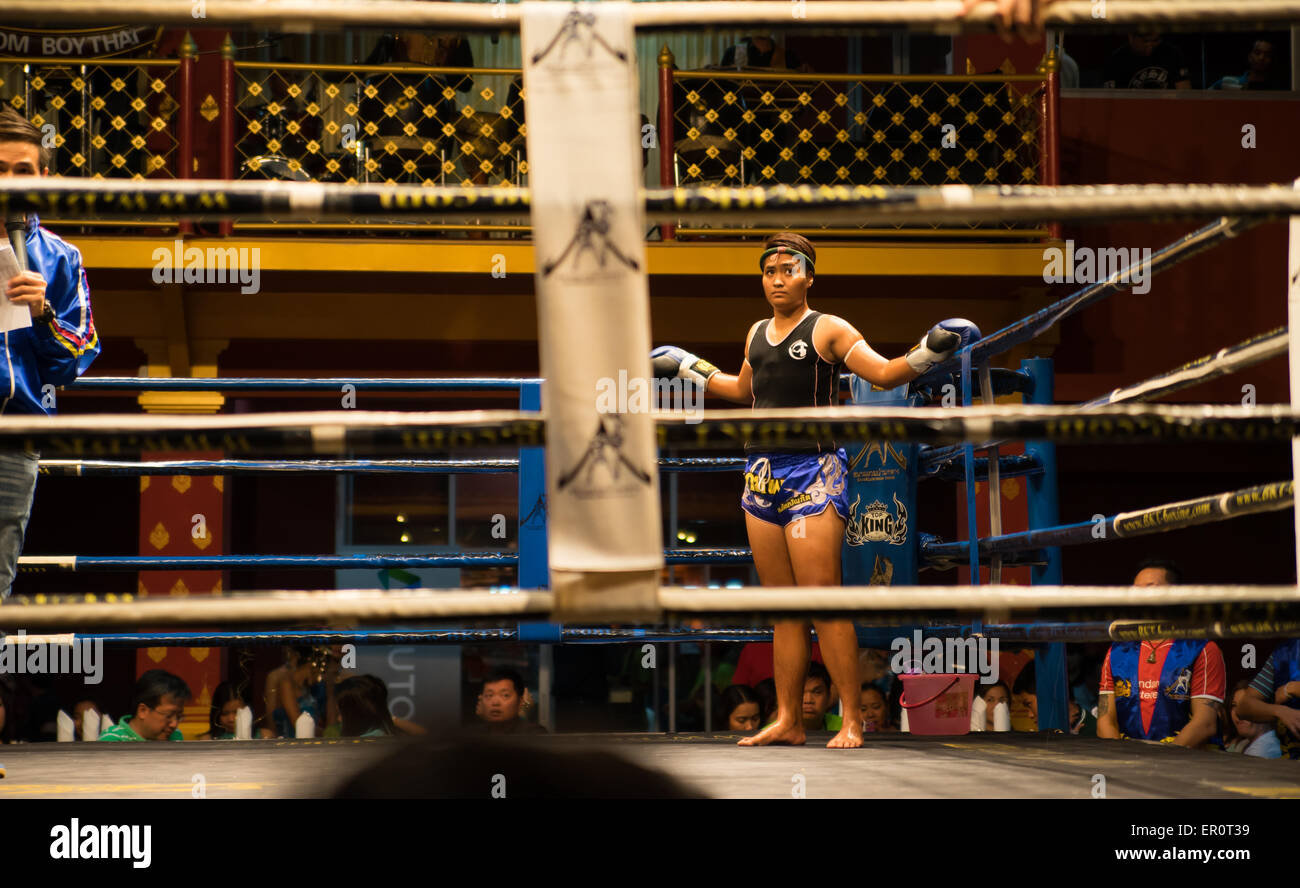 Femme Muay Thai fighter se préparer pour sa ronde de lutte Banque D'Images