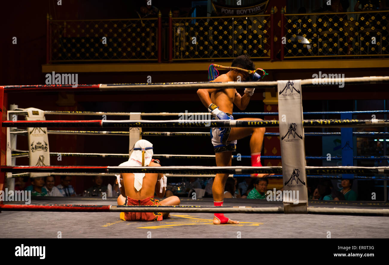Deux hommes le Muay Thai fighter vous passez au rituel lutte Banque D'Images