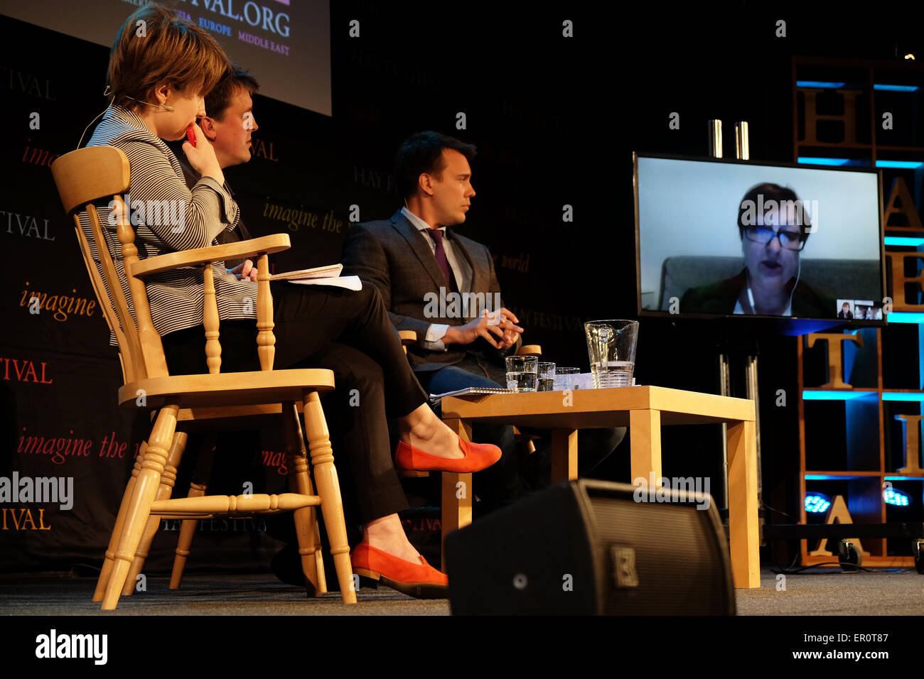 Hay Festival Powys, Pays de Galles, Royaume-Uni Mai 2015 - Fédération des journalistes spécialisés se rencontrent pour discuter de 'Il faut parler de Poutine" - sur la scène de gauche à droite Nataliya Vasilyeva, Bullough Oliver centre et droite Mikhaïl Zygar plus vivre de Riga par lien vidéo Galina Timchenko rédacteur de nouvelles indépendant platfrom Valdés. Banque D'Images