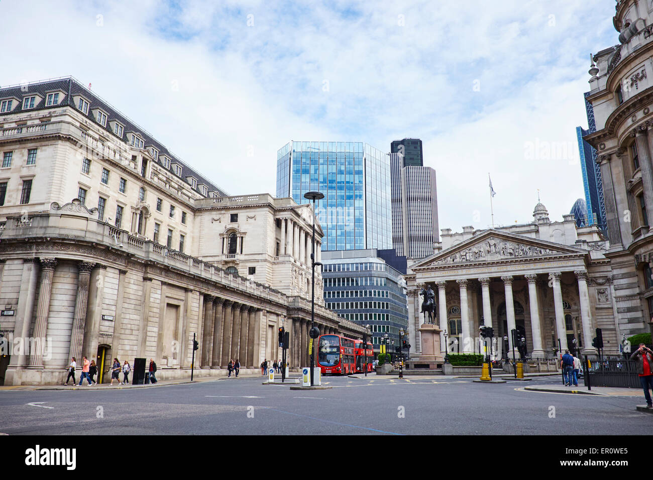 Afficher le long de Threadneedle Street Banque d'Angleterre sur la gauche et le Royal Exchange sur la droite, Threadneedle Street London UK Banque D'Images