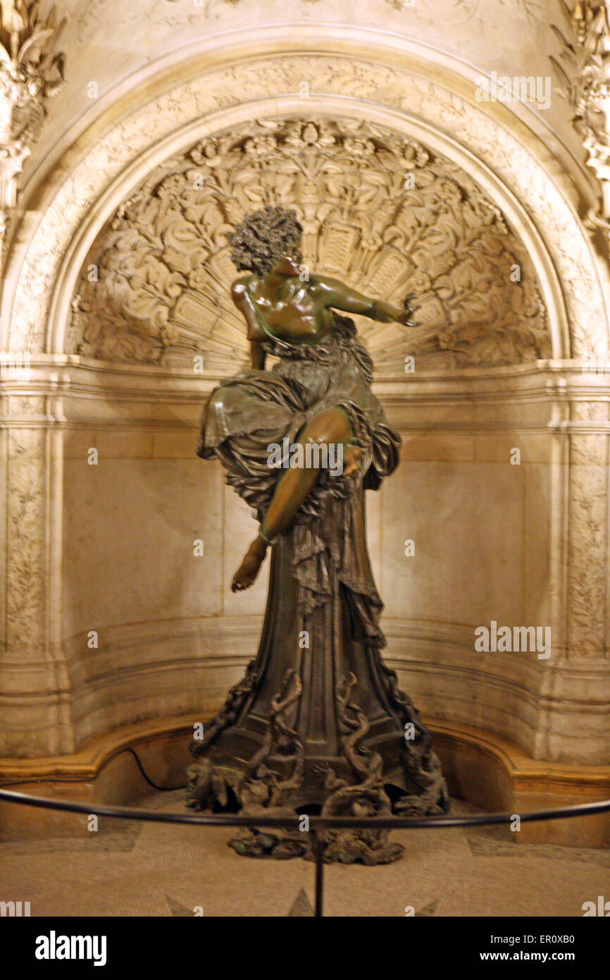 Sculpture en bronze connue sous le nom de la Pythie située dans le Grand foyer du Palais Garnier, le célèbre opéra de Paris Banque D'Images