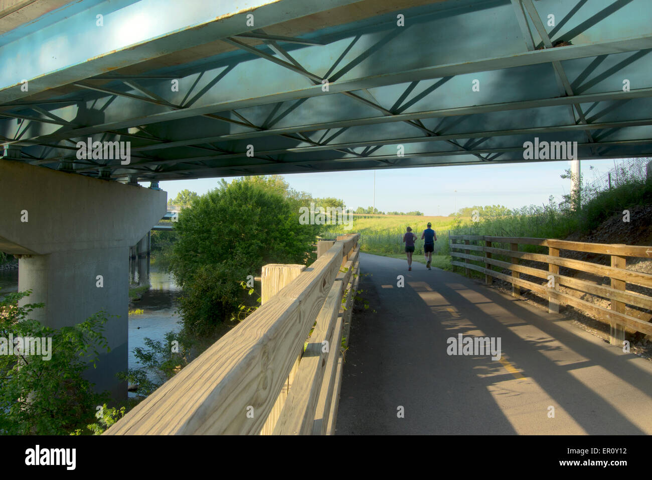 Deux personnes du jogging le long du sentier Olentangy sous le pont J270 Banque D'Images