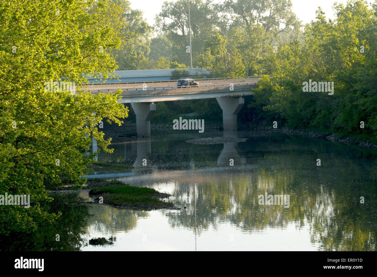L'Interstate 270 voiture avec pont roulant sur l'Olentangy River Banque D'Images