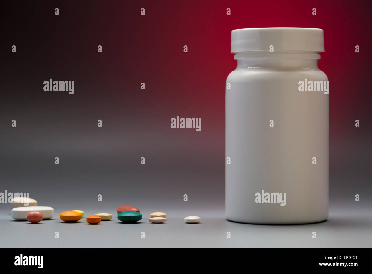 Médecine Plastique Bouteille avec pills sur copy space Banque D'Images