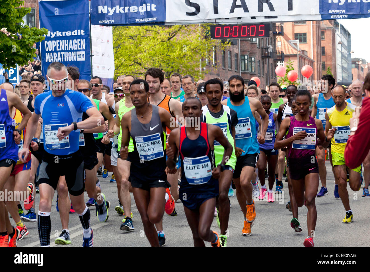 Copenhague Danemark 24 Mai 15 Marathon De Copenhague Commence La Course Est Ici Seulement 5 Secondes Et Le Vieux Coureurs D Elite Sont Commence En Face Numero 1 De Gauche Regardant Son Whatch Copenhague Danemark 24 Mai 15 Marathon De Copenhague Commence La Course Est Ici Seulement 5 Secondes Et Le Vieux Coureurs D Elite Sont Commence En Face Numero 1 De Gauche Regardant Son Whatch