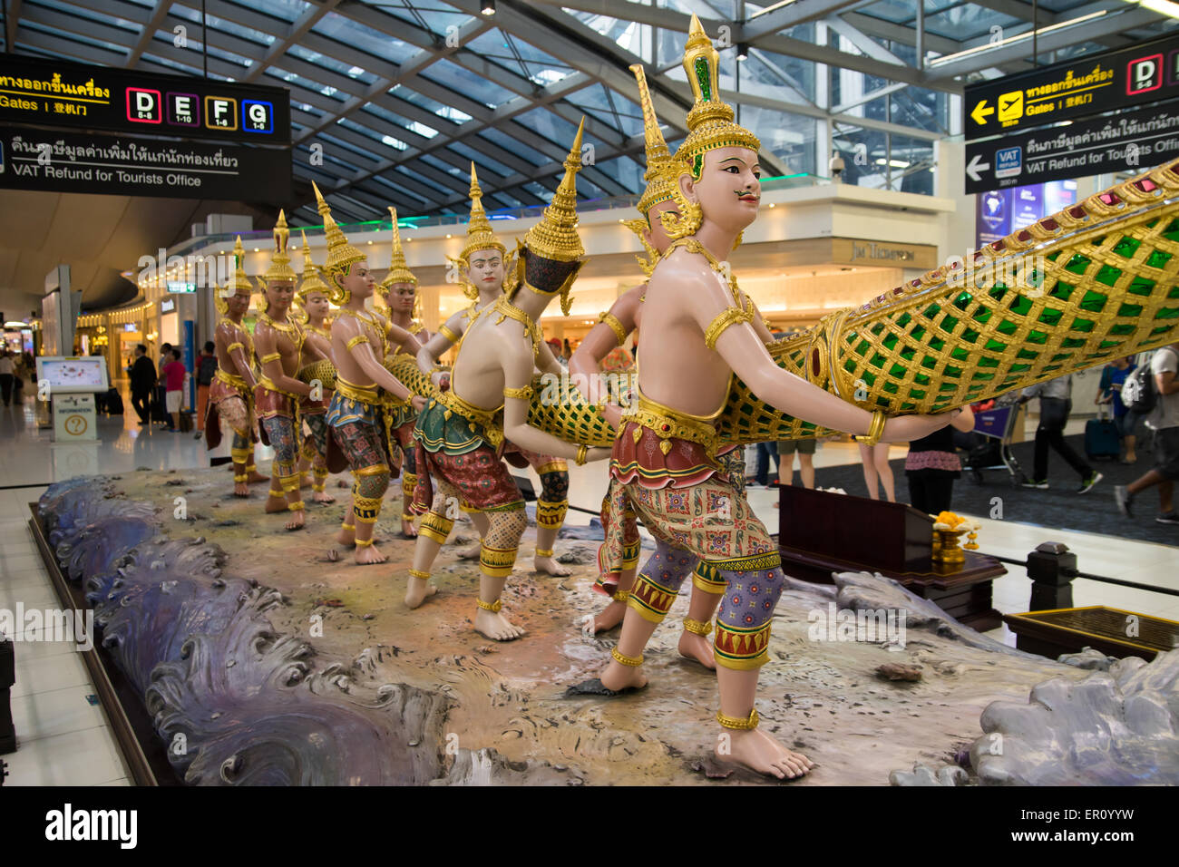 Le barattage de l'océan de lait la sculpture à l'aéroport de Suvarnabhumi, à Bangkok Banque D'Images