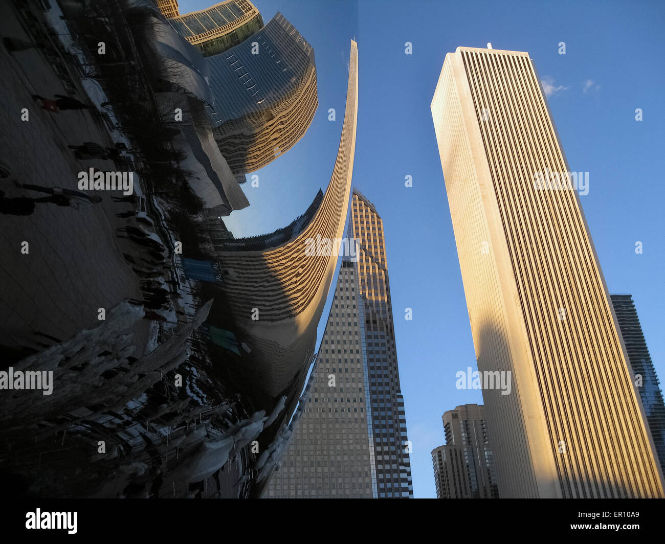 Réflexions en miroir déformé des immeubles voisins sont vus en regardant le Bean, une sculpture elliptique à Chicago, Illinois, USA. Banque D'Images