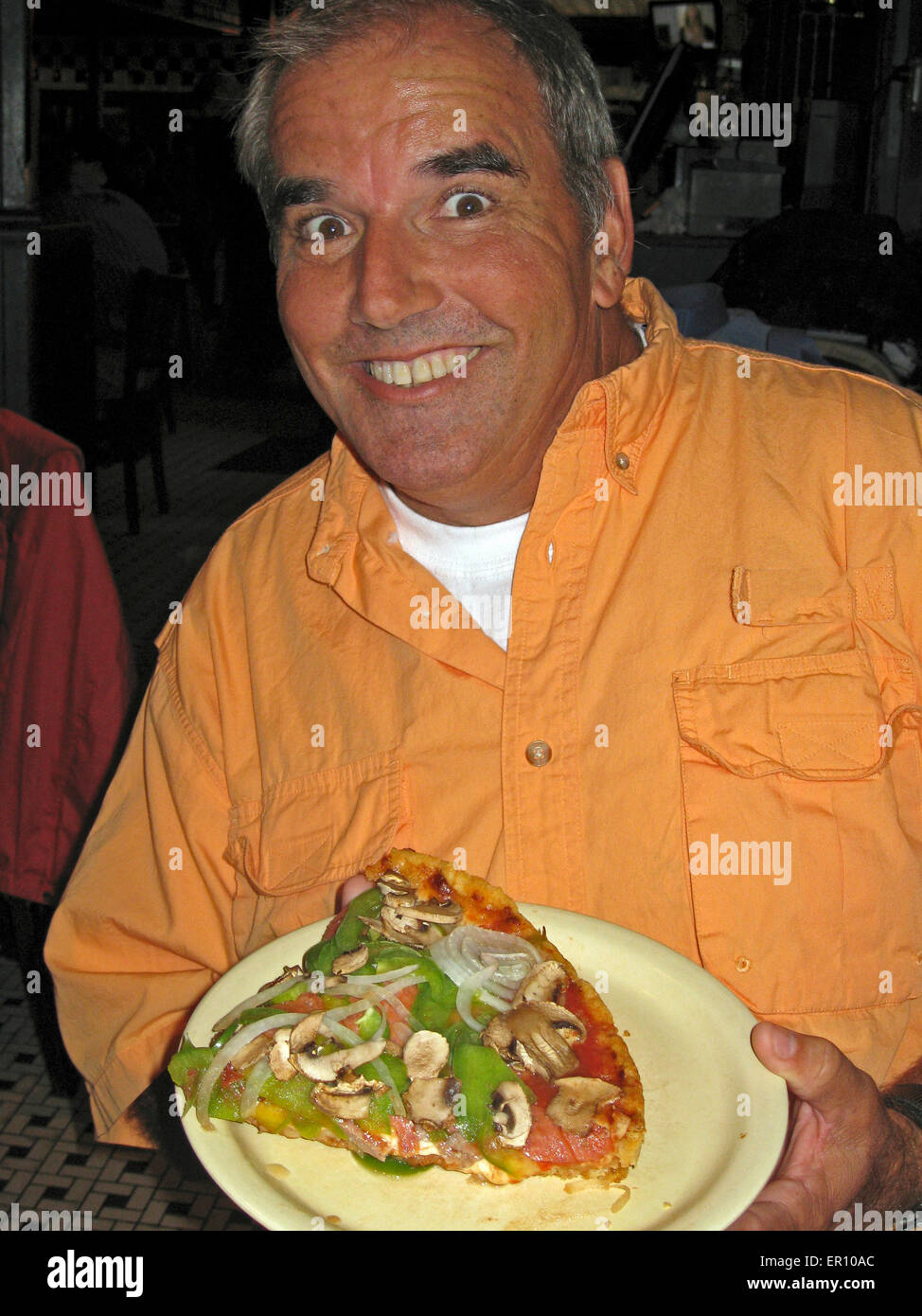 Le célèbre Chicago deep-dish pizza fait sourire à cet homme célèbre Pizzeria Uno, qui a fait de la tartes savoureux depuis 1943. Banque D'Images