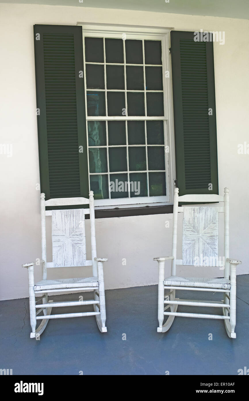 Une paire de chaises à bascule antique blanc attendent les visiteurs à Melrose, un vieux manoir antebellum du Sud dans la région de Natchez, Mississippi, USA. Banque D'Images