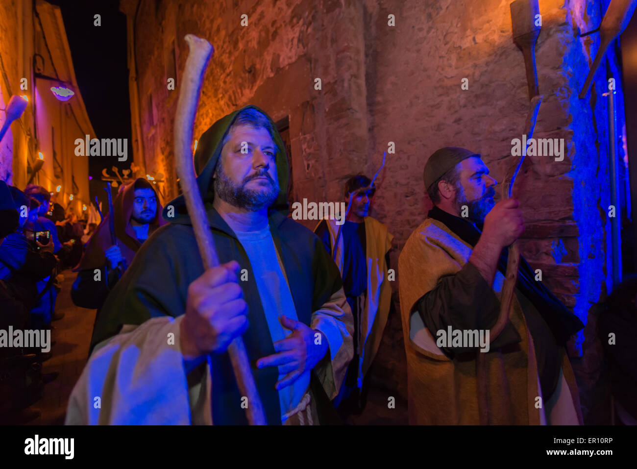 Des acteurs du village lui-même te avec la dance des morts à Verges, l'Espagne, l'un des rares survivants de ces caractéristiques en Europe Banque D'Images