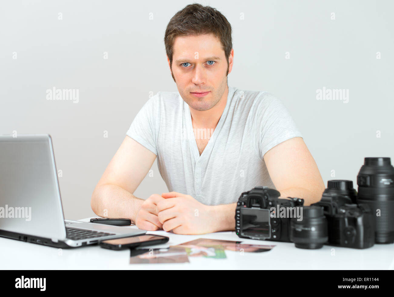 Photographe travaillant dans son bureau. Banque D'Images