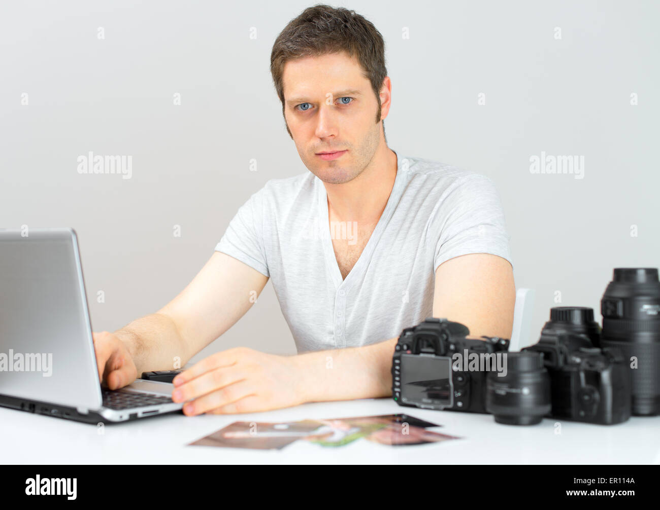 Photographe travaillant dans son bureau. Banque D'Images