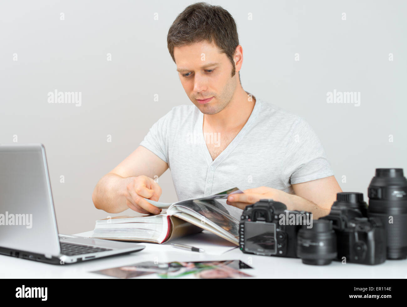 Photographe travaillant dans son bureau. Banque D'Images