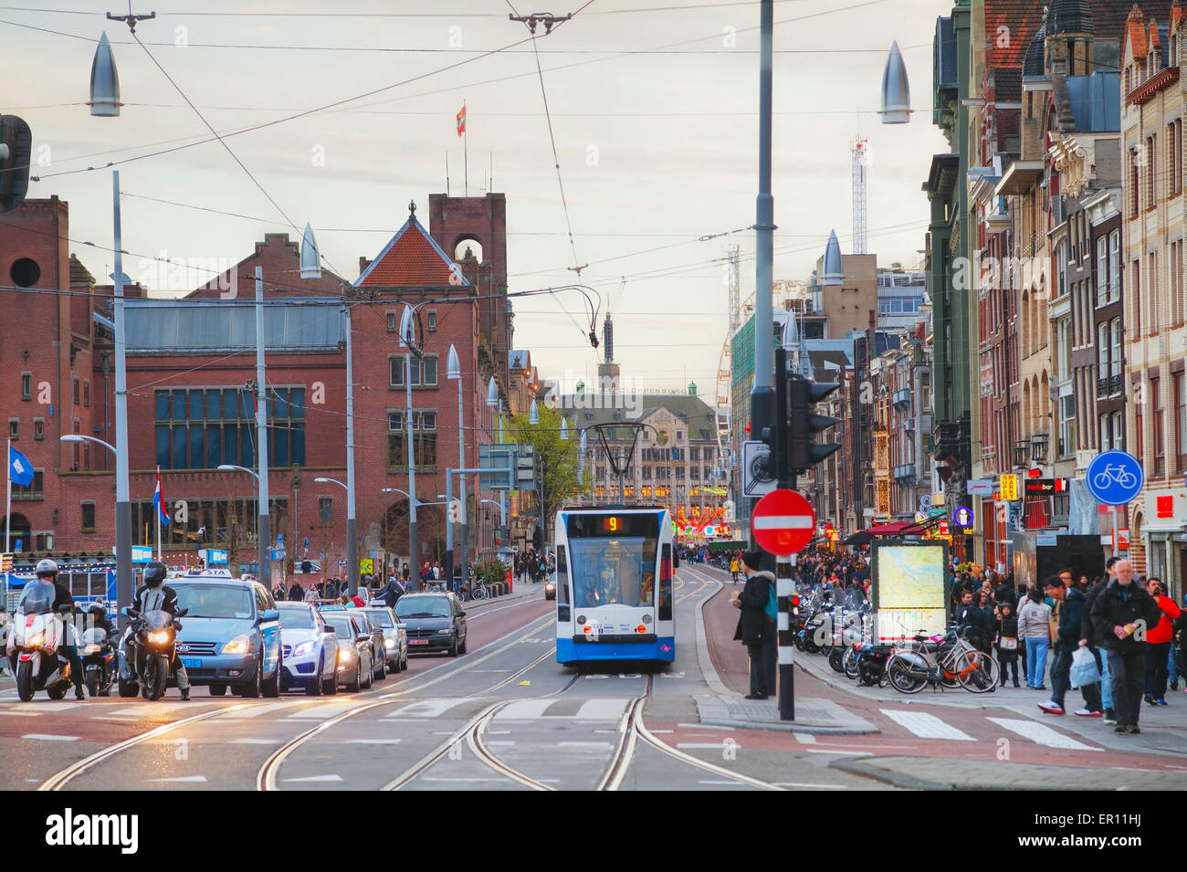 AMSTERDAM - 16 avril : tram à proximité de la gare ferroviaire Centrale d'Amsterdam le 16 avril 2015 à Amsterdam, Pays-Bas. Banque D'Images