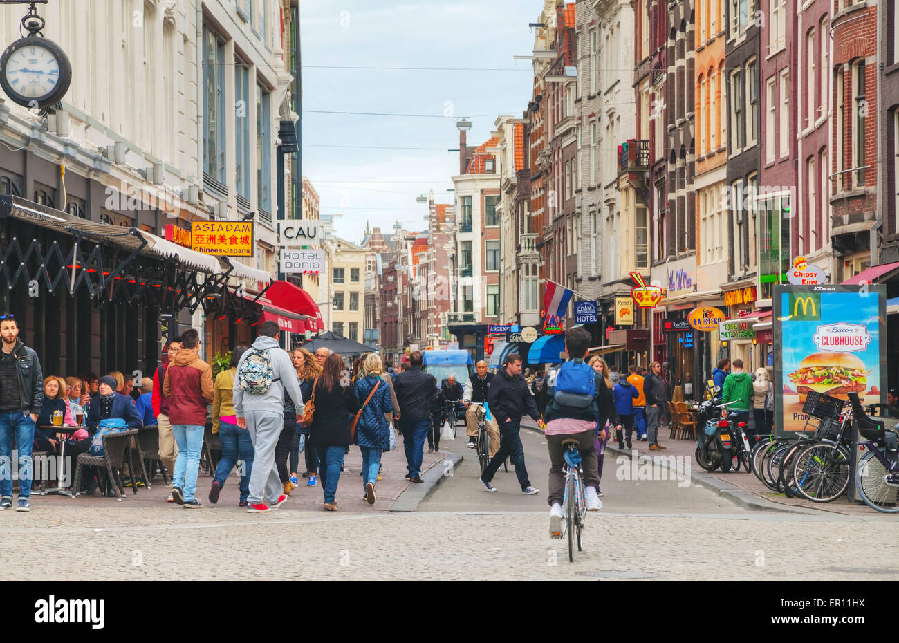 AMSTERDAM - 16 avril : rue étroite encombrée de touristes le 16 avril 2015 à Amsterdam, Pays-Bas. Banque D'Images