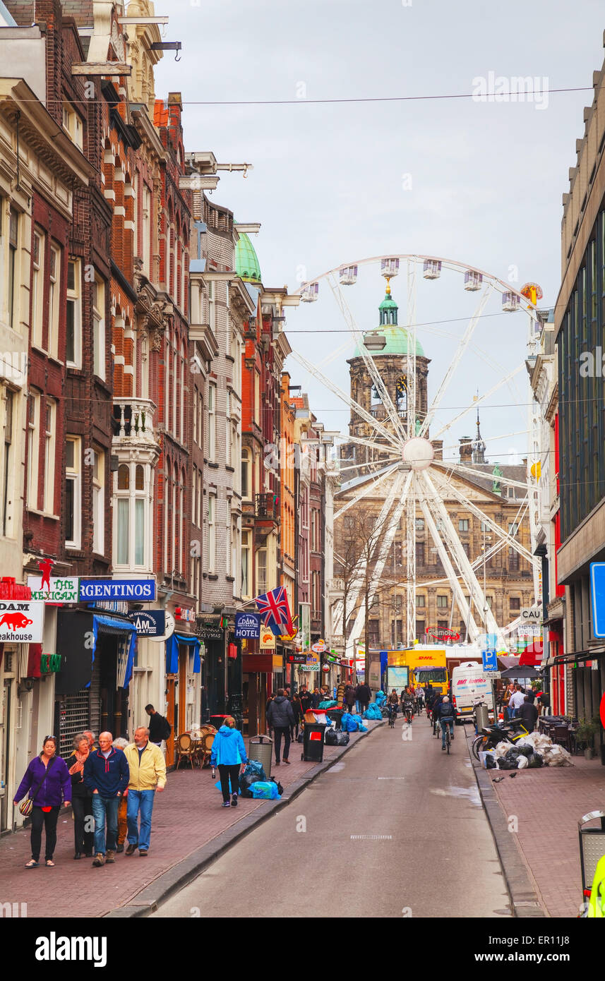 AMSTERDAM - 16 avril : rue étroite encombrée de touristes le 16 avril 2015 à Amsterdam, Pays-Bas. Banque D'Images