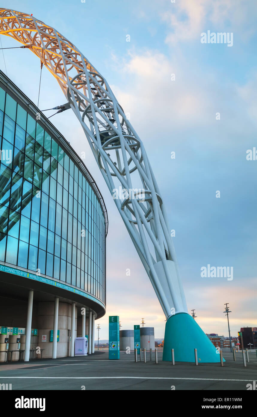 Londres - le 6 avril : le stade de Wembley, le 6 avril 2015 à Londres, au Royaume-Uni. C'est un stade de football à Wembley Park, qui a ouvert ses portes en 2007 Banque D'Images