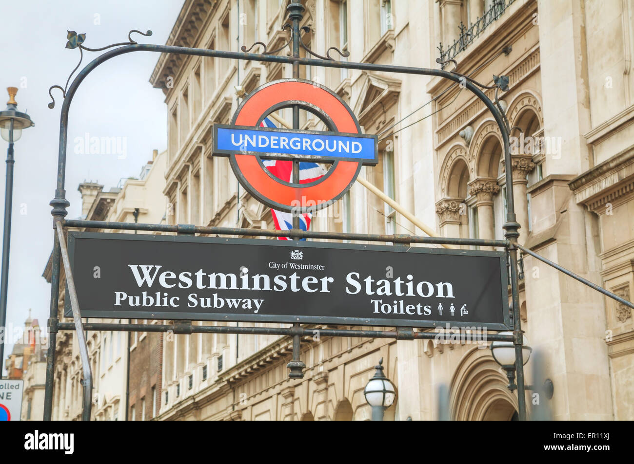 Londres - le 4 avril : London Underground sign le 4 avril 2015 à Londres, au Royaume-Uni. Le système dessert 270 stations et 402 kilomètres a Banque D'Images