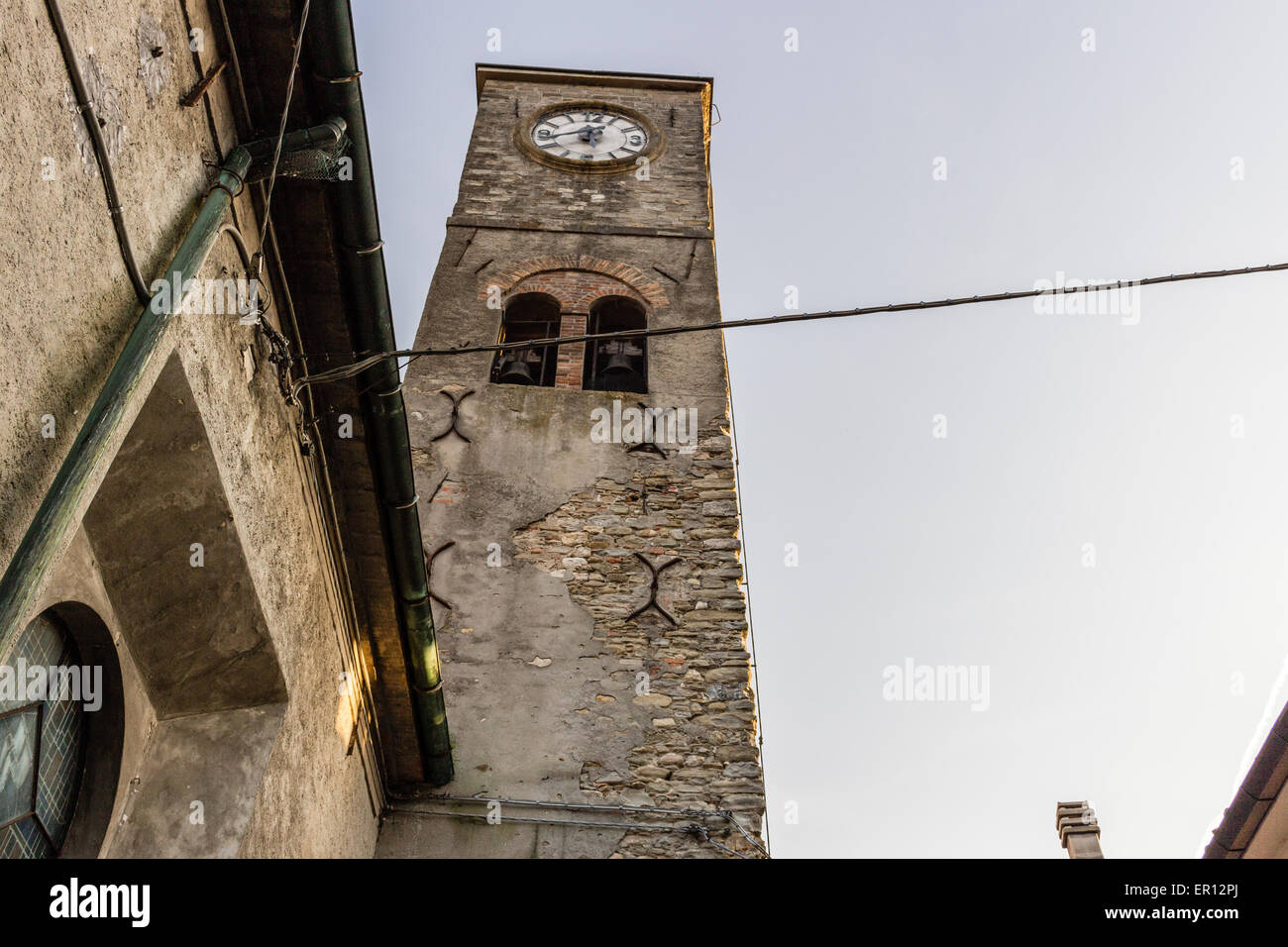 Brickwall médiévale clocher d'une église de campagne en Emilie Romagne dans la campagne du nord de l'Italie. Réveil à 17:40 Banque D'Images