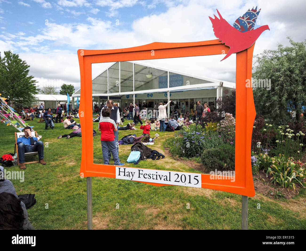 Hay-on-Wye, au Pays de Galles, Royaume-Uni. 24 mai, 2015. Festivaliers au Hay Festival le 24 mai 2015 à Hay-on-Wye, au Pays de Galles. Le Hay Festival est un festival annuel de la littérature et des arts qui a commencé en 1988. Credit : Mark Harvey/Alamy Live News Banque D'Images