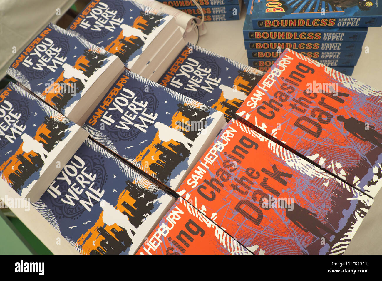 Hay Festival, Powys, Wales - Mai 2015 - auteur Sam Hepburn écrit des mystères du crime pour les adolescents et les jeunes adultes. Ses livres récents si vous étiez à ma place et la poursuite de l'obscurité sont présentés ici en vente dans la librairie du Festival. Banque D'Images