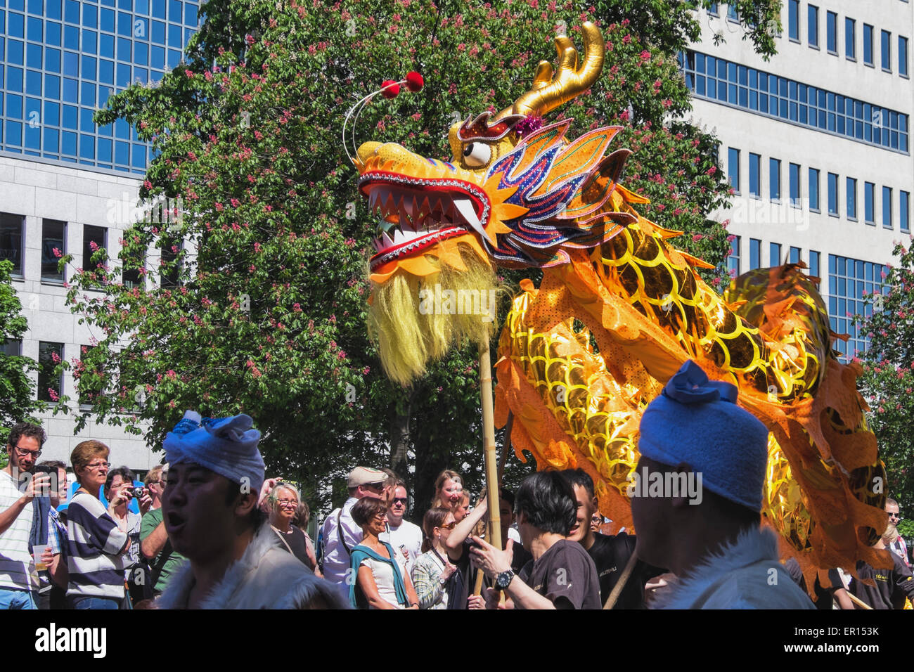 Kreuzberg, Berlin, Allemagne, le 24 mai 2015. Regardez les foules le dragon chinois que Berlin célèbre sa diversité culturelle au Carnaval des Cultures à la Pentecôte chaque année. La grande finale est la street parade le dimanche de Pentecôte où des milliers de danseurs, musiciens et artistes jouent et environ un million de personnes de partout dans le monde montre. Banque D'Images