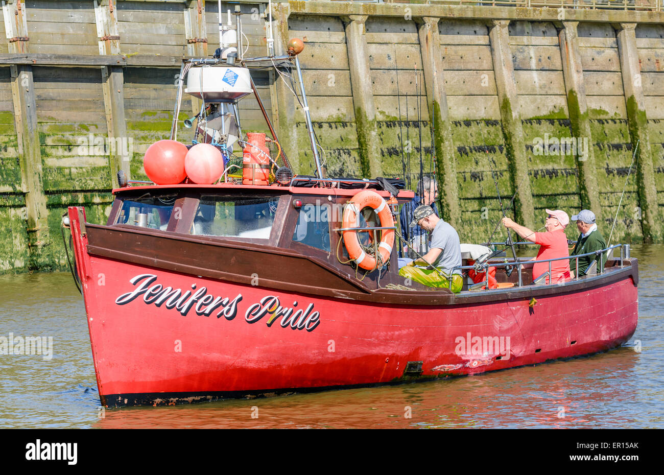 Bateau de pêche rouge, Jenifer's Pride, dans l'estuaire de la rivière Arun à Littlehampton, West Sussex, Angleterre, Royaume-Uni. Banque D'Images