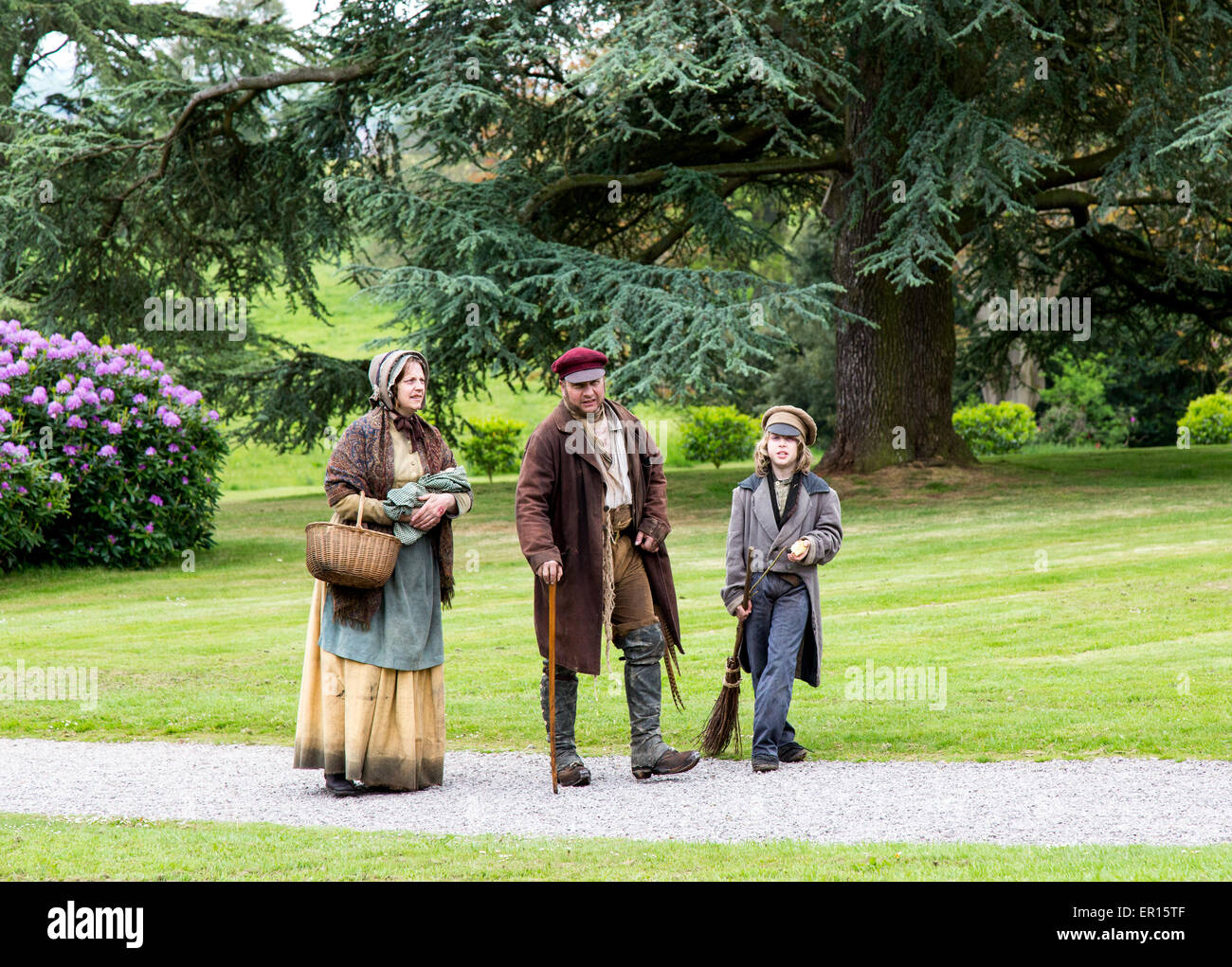 Tyntesfield, UK. 24 mai 2015. Acteurs de reconstitution à pied autour du terrain faisant semblant d'être paysans victorien Crédit : Paul Smith/Alamy Live News Banque D'Images