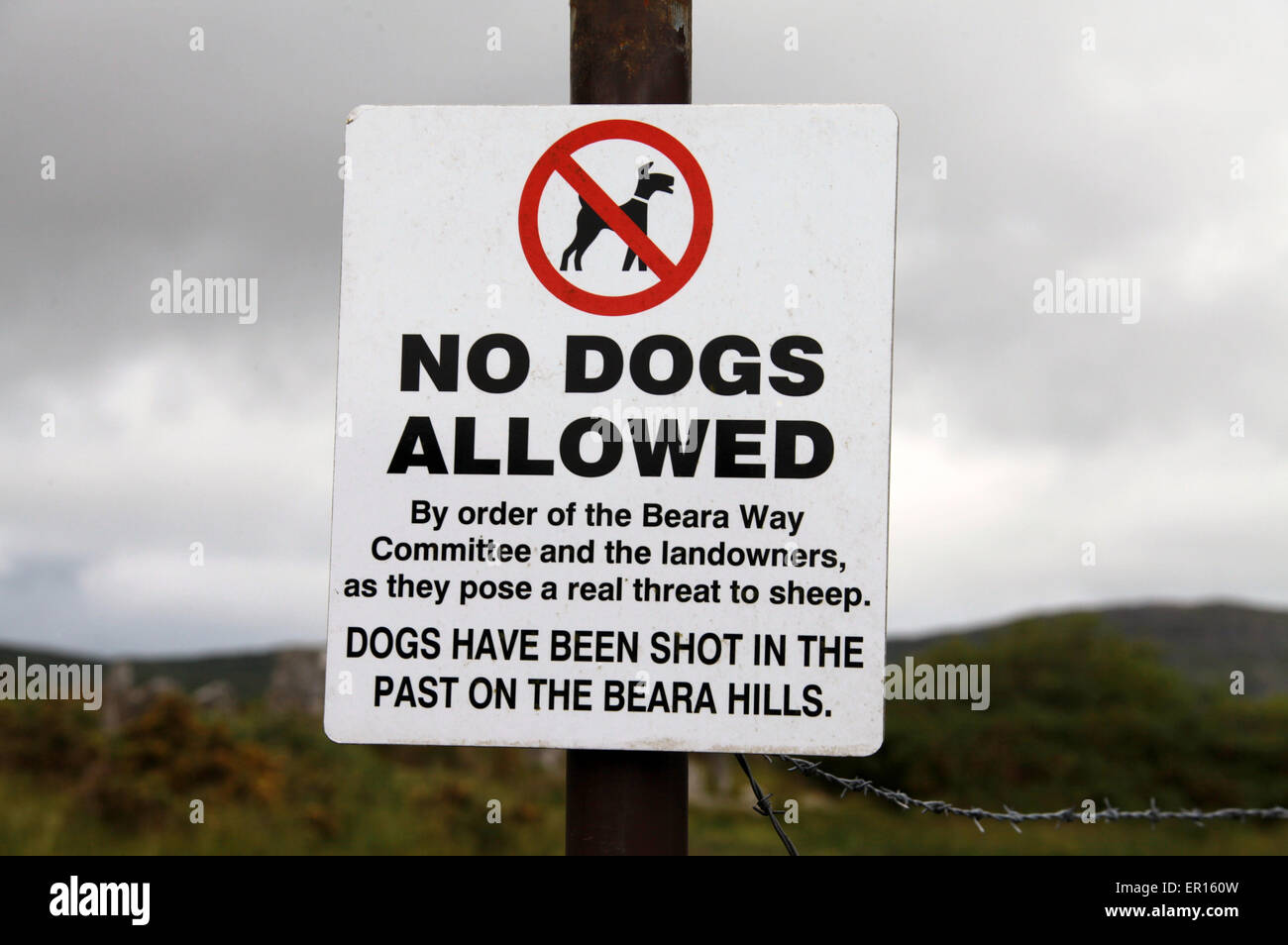 Pas de chiens signe sur l'Beara Way dans le comté de Cork Banque D'Images