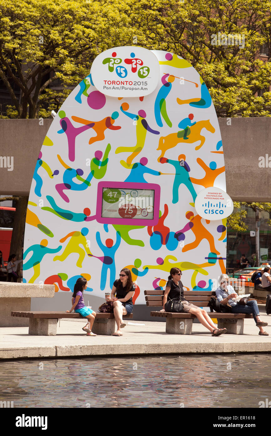 Les gens se détendre sous Pan Am et Parapanaméricains Horloge de compte à rebours situé au Nathan Phillips Square, Toronto,Canada Banque D'Images