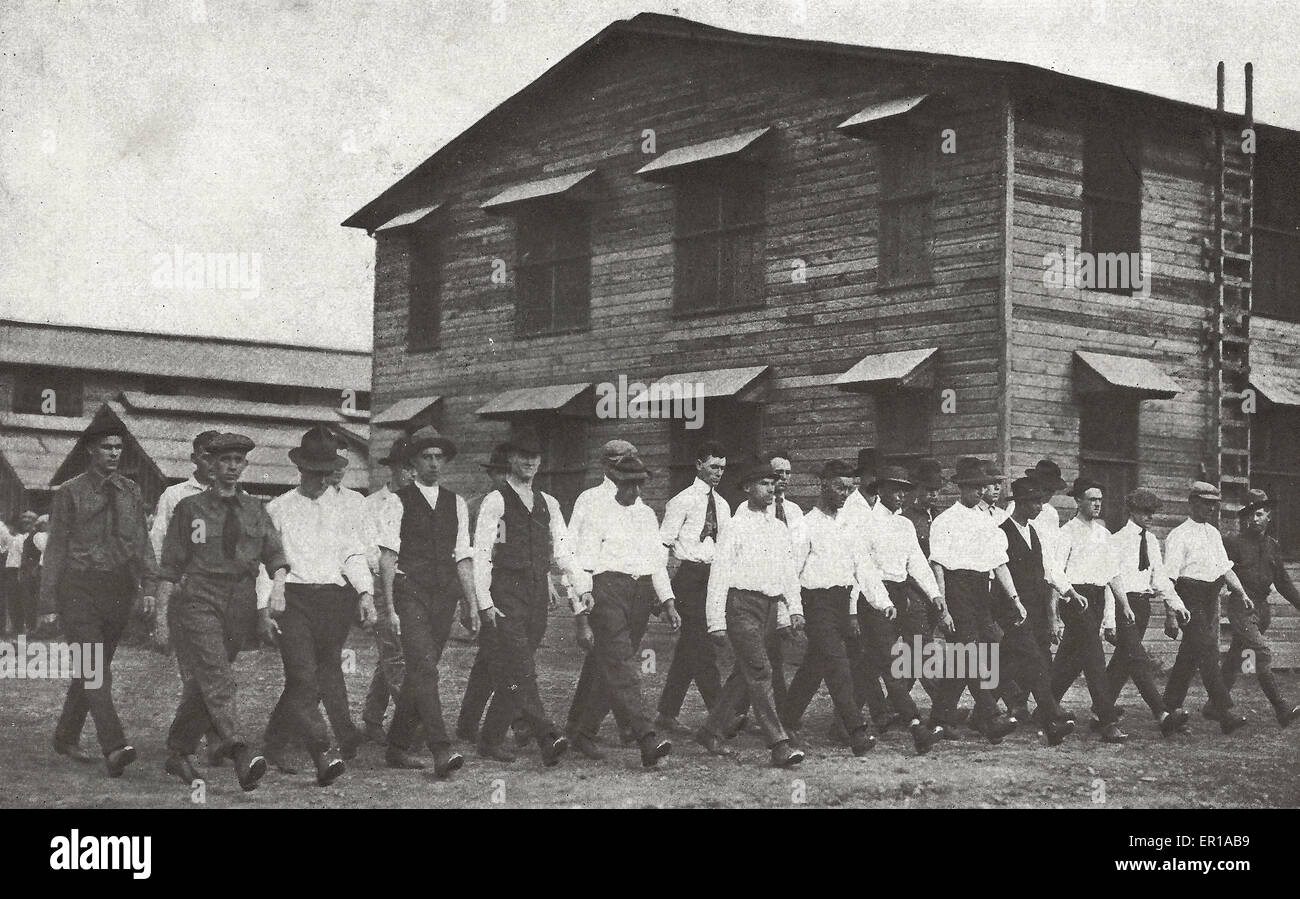 Premiers pas dans la formation militaire - le lendemain de leur arrivée à Camp Sherman, ces hommes s'installèrent à travailler dans un cadre sobre et déterminé l'esprit, la Première Guerre mondiale, l'Amérique, 1917 Banque D'Images