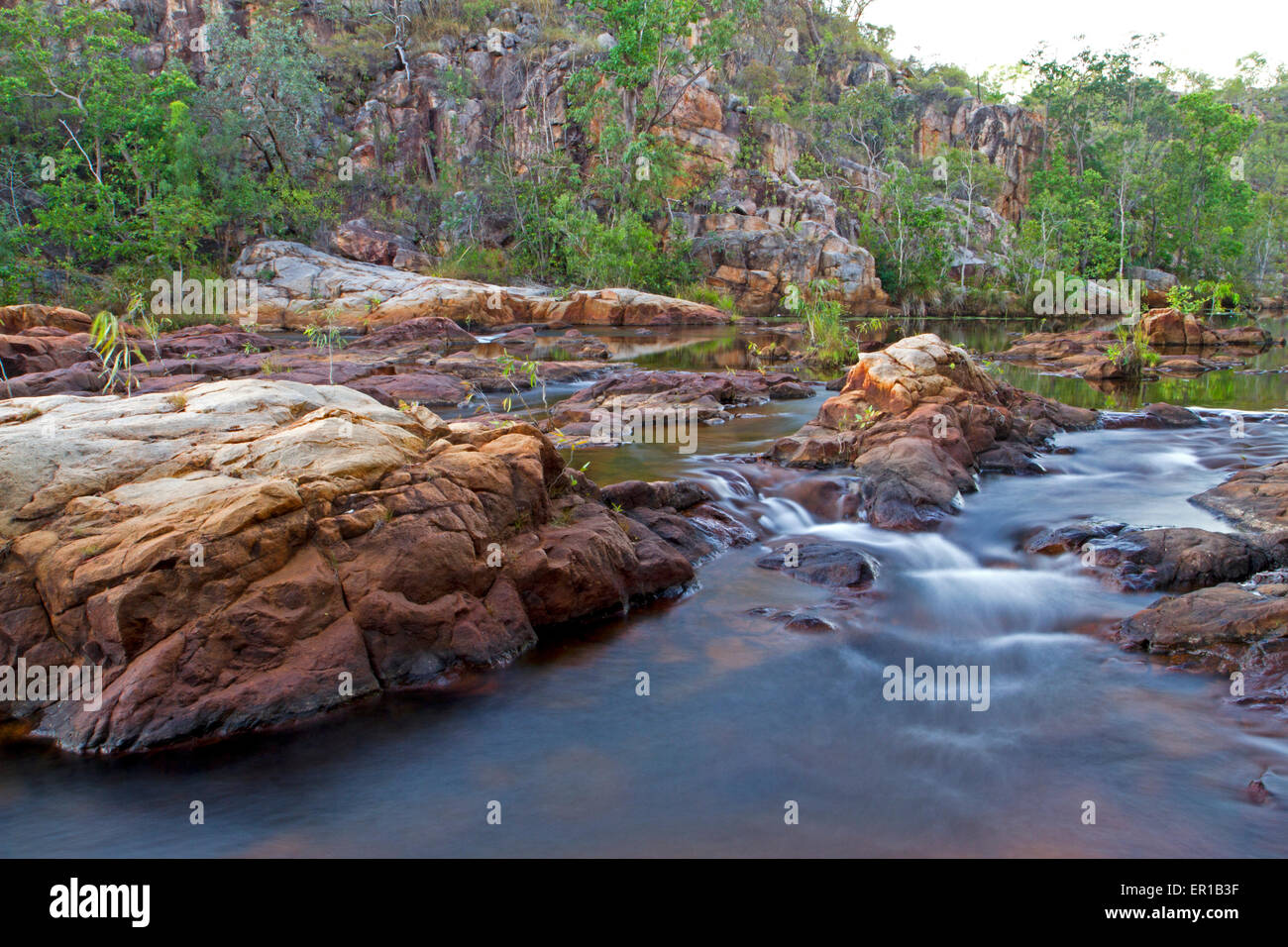 Au-dessus du ruisseau Crystal Falls, l'un des emplacements de camping le long du sentier Jatbula Banque D'Images