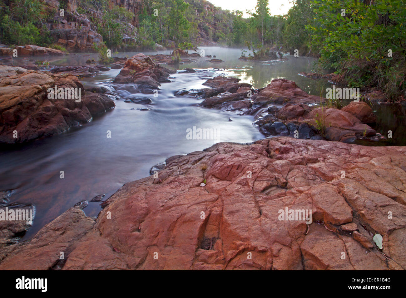 Au-dessus du ruisseau Crystal Falls, l'un des emplacements de camping le long du sentier Jatbula Banque D'Images