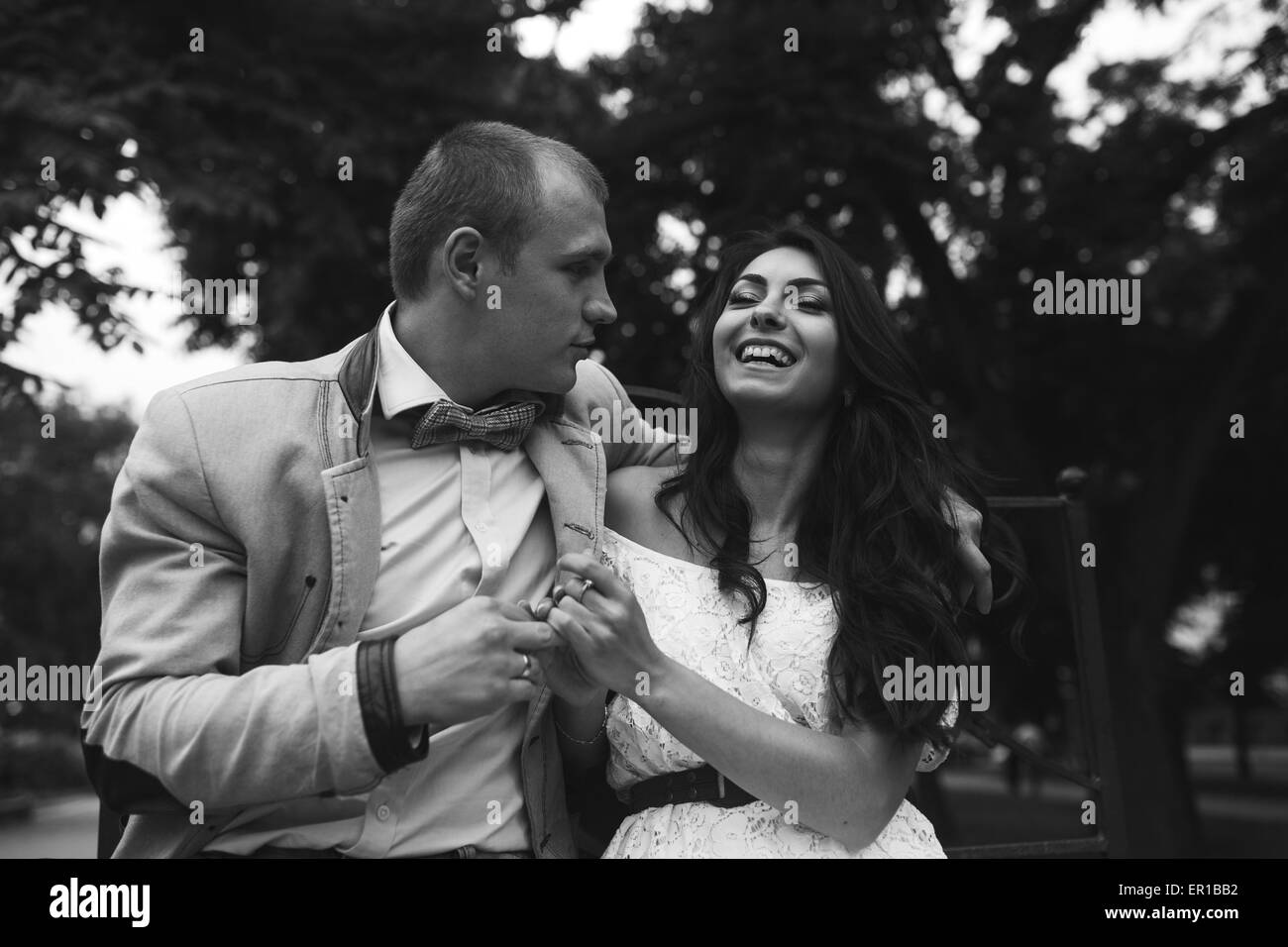 Jeune couple ayant un grand temps Banque D'Images