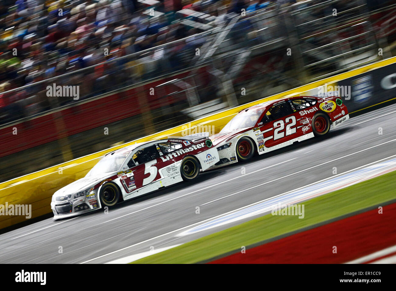 Concord, NC, USA. 24 mai, 2015. Concord, NC - 24 mai 2015 : Kasey Kahne (5) batailles de position au cours du Coca-Cola 600 à Charlotte Motor Speedway à Concord, NC. Credit : csm/Alamy Live News Banque D'Images