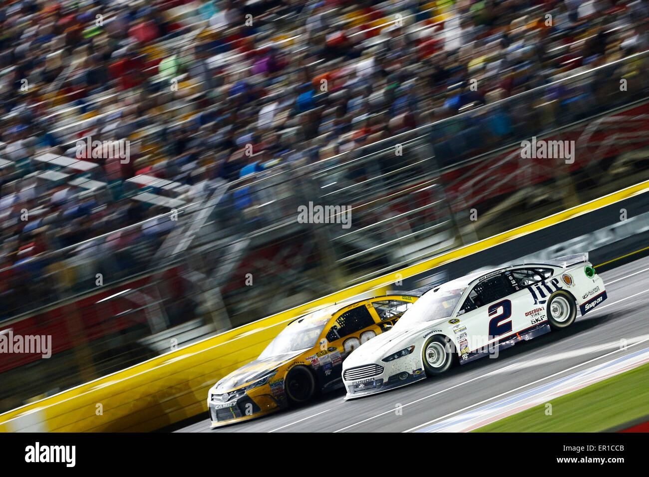 Concord, NC, USA. 24 mai, 2015. Concord, NC - 24 mai 2015 : Brad Keselowski (2) batailles de position au cours du Coca-Cola 600 à Charlotte Motor Speedway à Concord, NC. Credit : csm/Alamy Live News Banque D'Images