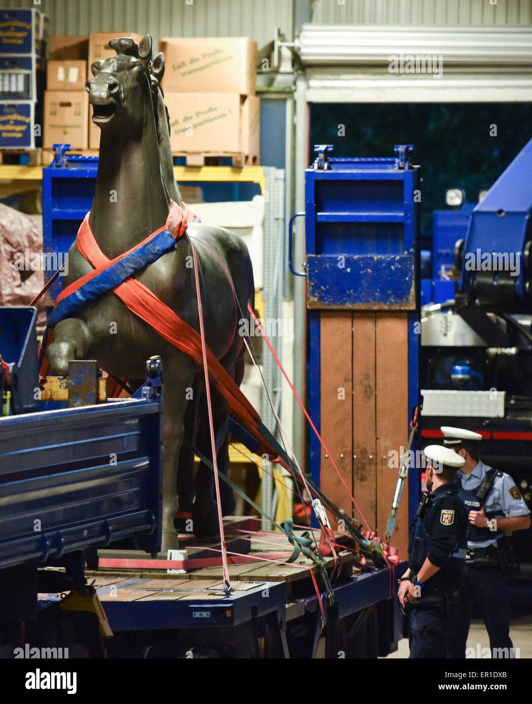 Sculptures de chevaux sont supprimés à partir d'un entrepôt à Bad Dürkheim, Allemagne, 21 mai 2015. La police allemande ont récupéré deux chevaux de bronze sculptures perdu commandées par le régime nazi d'Adolf Hitler à la chancellerie de l'orne après avoir mené des raids sur huit membres présumés d'un anneau illégale des marchands d'art. Les chefs-d'confisqués dans 10 raids menés dans cinq états allemands comprenaient le cheval grandeur nature sculptures, créé par Joseph Thorak et reliefs de granit, par le sculpteur Arno Breker, un porte-parole de la police a confirmé le 20 mai. Photo : Uwe Anspach/dpa Banque D'Images