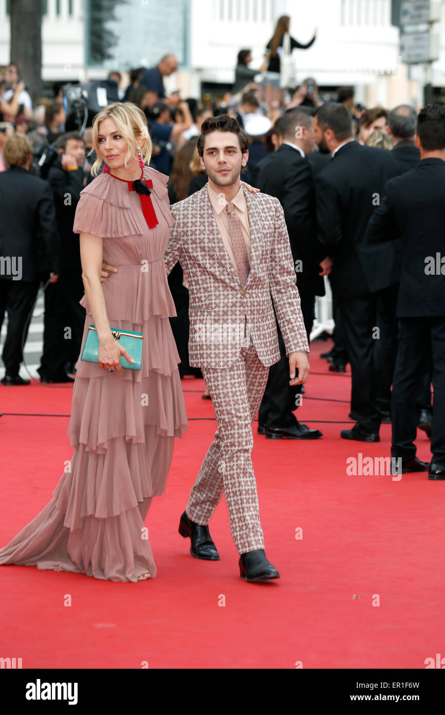 L'actrice Sienna Miller et franco directeur canadien Xavier Dolan assistant à la première de Macbeth au cours du 68ème Festival de Cannes au Palais des Festivals de Cannes, France, le 23 mai 2015. Photo : Hubert Boesl - AUCUN FIL SERVICE - Banque D'Images