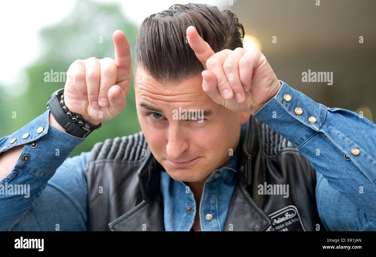 Munich, Allemagne. 21 mai, 2015. Chanteur Autrichien Andreas Gabalier arrive pour le concert du groupe AC/DC à Munich, Allemagne, 21 mai 2015. Photo : Sven Hoppe/dpa/Alamy Live News Banque D'Images