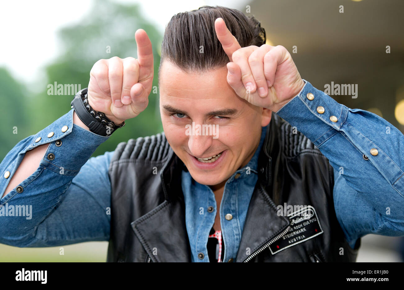 Munich, Allemagne. 21 mai, 2015. Chanteur Autrichien Andreas Gabalier arrive pour le concert du groupe AC/DC à Munich, Allemagne, 21 mai 2015. Photo : Sven Hoppe/dpa/Alamy Live News Banque D'Images